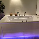 Luxury 70m2 With 2 Bedrooms ,balcony And Jacuzzi , Downtown *