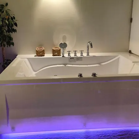 Luxury 70m2 With 2 Bedrooms ,balcony And Jacuzzi , Downtown *