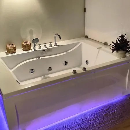 Luxury 70m2 With 2 Bedrooms ,balcony And Jacuzzi , Downtown Appartement Thessalonique