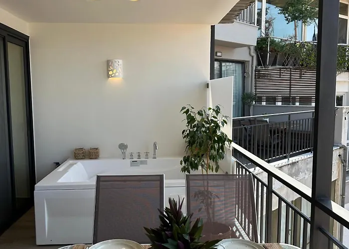 Luxury 70m2 With 2 Bedrooms ,balcony And Jacuzzi , Downtown Thessaloníki
