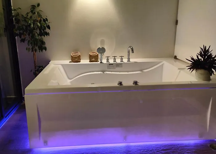 Luxury 70m2 With 2 Bedrooms ,balcony And Jacuzzi , Downtown *