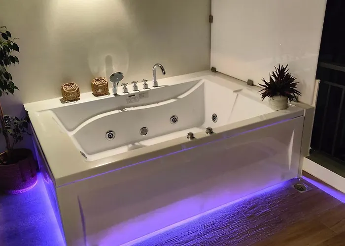 Luxury 70m2 With 2 Bedrooms ,balcony And Jacuzzi , Downtown 아파트 테살로니키