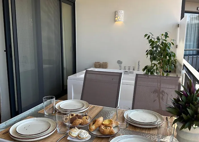 Luxury 70m2 With 2 Bedrooms ,balcony And Jacuzzi , Downtown Lejlighed *